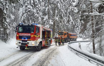 Wintereinbruch im Landkreis Cham fordert die Einsatzkräfte