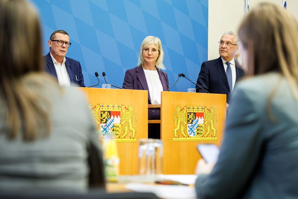 Pressekonferenz mit Joachim Herrmann (CSU), Bayerischer Staatsminister des Innern, für Sport und Integration, Ralf Holtzwart, Vorsitzender der Geschäftsführung der Regionaldirektion Bayern der Bundesagentur für Arbeit (BA), und Ulrike Scharf (CSU), Sozialministerin von Bayern, zur Arbeitsmigration. Foto: Matthias Balk