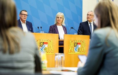 Pressekonferenz mit Joachim Herrmann (CSU), Bayerischer Staatsminister des Innern, für Sport und Integration, Ralf Holtzwart, Vorsitzender der Geschäftsführung der Regionaldirektion Bayern der Bundesagentur für Arbeit (BA), und Ulrike Scharf (CSU), Sozialministerin von Bayern, zur Arbeitsmigration. Foto: Matthias Balk