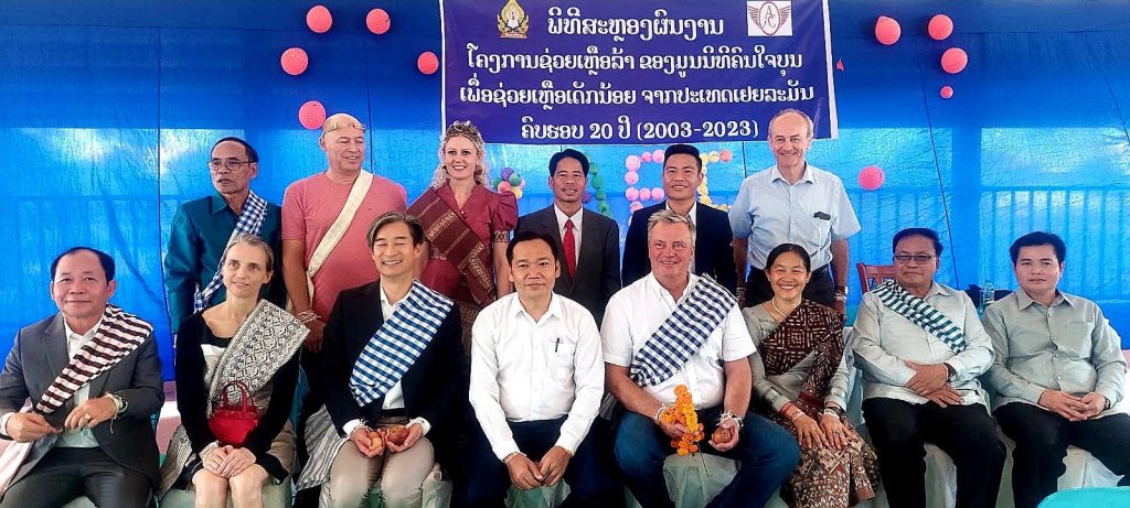 Vorstandsvorsitzender Christian Engel (4. von rechts unten) feiert mit Ehrengästen, darunter die deutsche Botschafterin Annette Knobloch (2. Von links unten), das 20-jährige Bestehen der Stiftung Angels for Children in Laos. Bildnachweis: LUCE Stiftung
