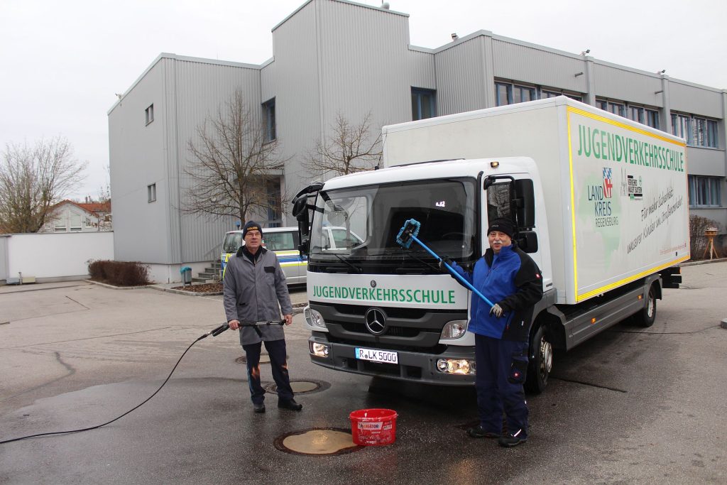 PHK Maximilian Scheuerer (links) und Bernhard Renner sorgen für einen sauberen Wagen und klaren Durchblick Foto: Brück