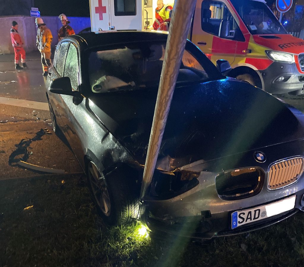 Mit 2,5 Promille verursachte der BMW Fahrer den schweren Unfall Foto: PI Schwandorf