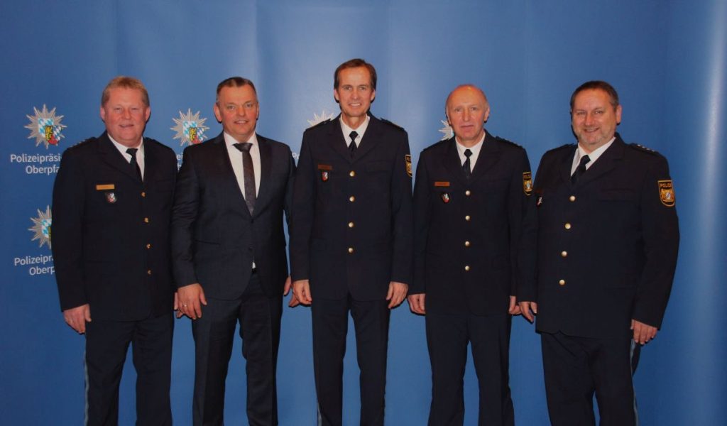 v.l.n.r.: Polizeihauptkommissar Alexander Wächter, Erster Kriminalhauptkommissar Georg Ziegler, Polizeivizepräsident Robert Fuchs, Erster Polizeihauptkommissar Werner Ochantel, Polizeihauptkommissar Heribert Meier Foto: Polizeipräsidium Oberpfalz, PHK Joachim Baumer