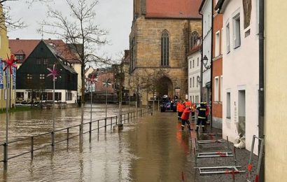 Angespannte Hochwasserlage an der Vils – Hochwassersteg in der Schiffgasse errichtet