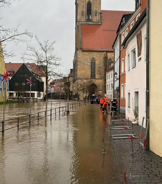 Angespannte Hochwasserlage an der Vils – Hochwassersteg in der Schiffgasse errichtet