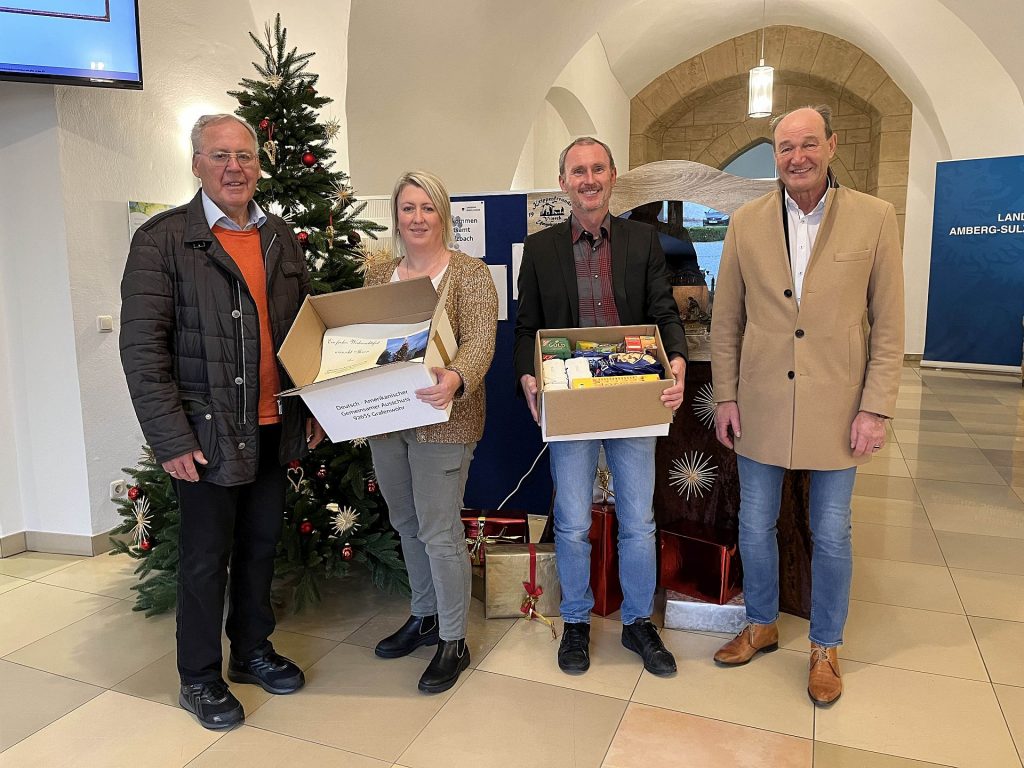 DAGA-Präsident Helmuth Wächter überreichte die Päckchen an Heike Birner und Georg Jobst vom Landratsamt Amberg-Sulzbach. Begleitet wurde er vom neuen Schatzmeister des DAGA, Herbert Meier (v.li.). Foto: Christine Hollederer