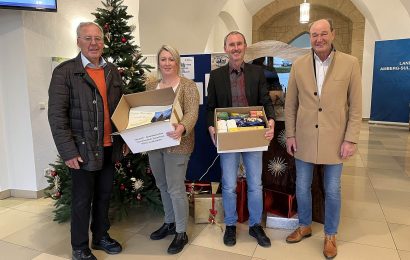 DAGA-Präsident Helmuth Wächter überreichte die Päckchen an Heike Birner und Georg Jobst vom Landratsamt Amberg-Sulzbach. Begleitet wurde er vom neuen Schatzmeister des DAGA, Herbert Meier (v.li.). Foto: Christine Hollederer