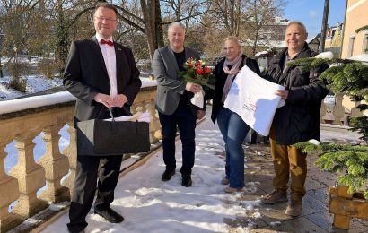 Frieren ist nicht. Barbara Mörk-Harscher hat dank Ofenführerschein einen Saunatag für zwei Personen im Kufü Amberg gewonnen. Landrat Richard Reisinger (2.v.l.) gratuliert mit einem Blumenstrauß, während ZEN-Vorsitzender Florian Junkes (li.) und Klimaschutzkoordinator Martin Kopp das Saunastarterkit überreichten Foto: Martina Beierl