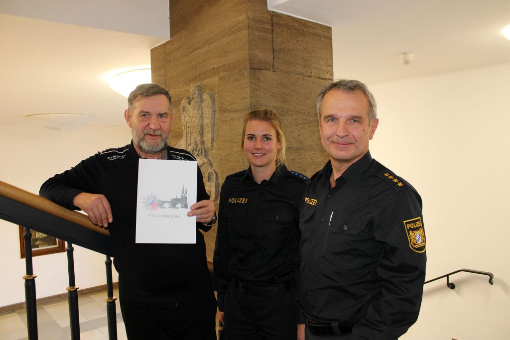 von links nach rechts: Karl-Heinz Reib, Polizeihauptmeisterin Kerstin Stolze, Leitender Polizeidirektor Gerhard Roider Foto: POK Reitmeier, PI Regensburg Süd