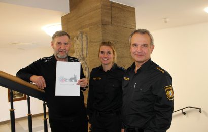 von links nach rechts: Karl-Heinz Reib, Polizeihauptmeisterin Kerstin Stolze, Leitender Polizeidirektor Gerhard Roider Foto: POK Reitmeier, PI Regensburg Süd