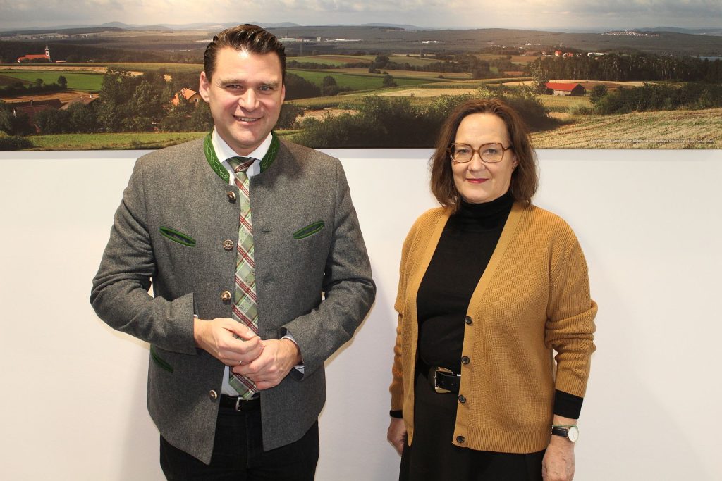 Christiane Zürn stellte sich als neue Regierungsvizepräsidentin bei Landrat Thomas Ebeling vor Foto: Hans Prechtl, Landratsamt Schwandorf