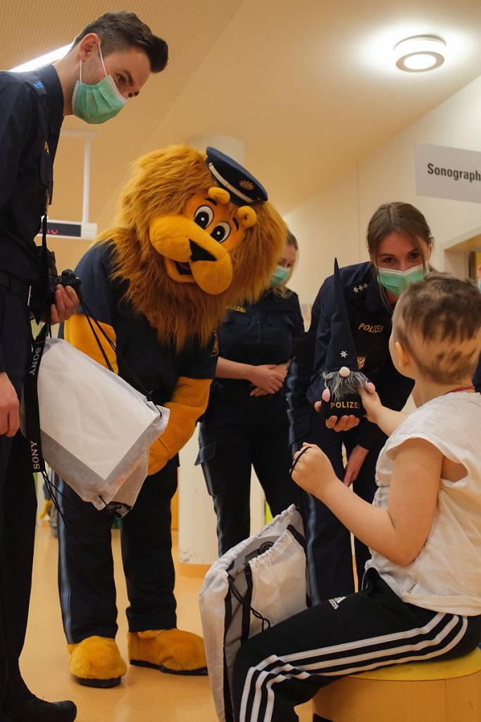 Besuch der Regensburger Polizei in der KUNO Kinderklinik in der Uniklinik Regensburg Fotos: Polizeipräsidium Oberpfalz