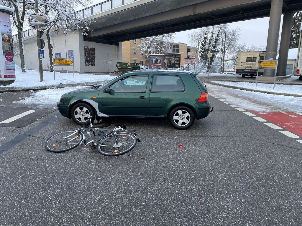 Der Radler kam mit leichten Verletzungen ins Krankenhaus Foto: PI Schwandorf