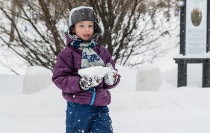 Schneeball auf fahrendes Auto geworfen