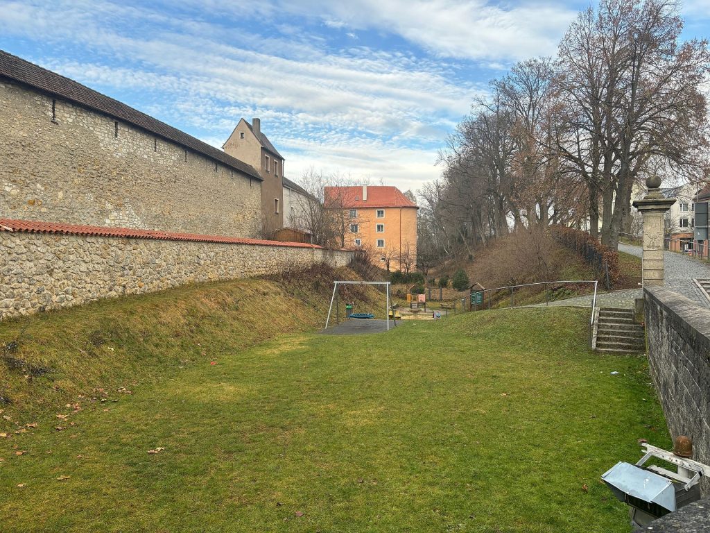 Hier im Sulzbach-Rosenberger Stadtgraben soll die Boulebahn entstehen. Der Landkreis Amberg-Sulzbach unterstützt dieses Projekt mit 2.000 Euro Förderung Foto: Joachim Gebhardt