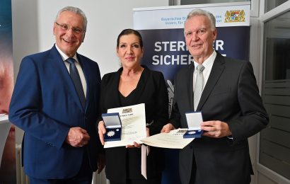 Herrmann verleiht ‚Stern der Sicherheit‘ an Karrenbauer und Prof. Ziercke