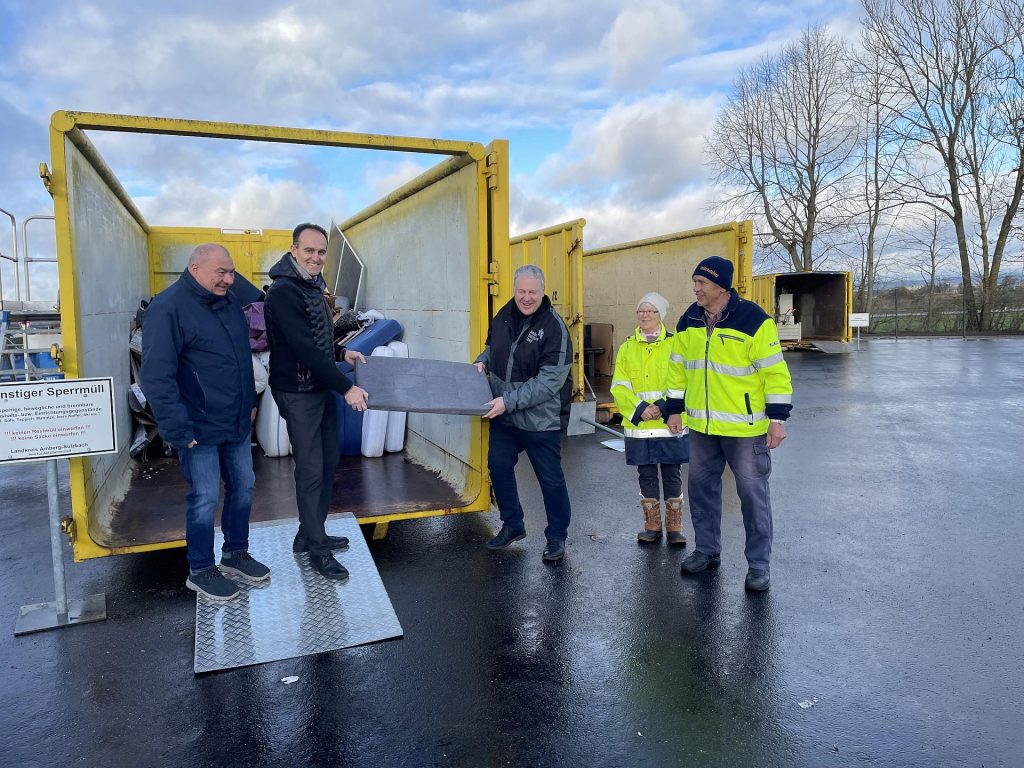 Auf dem Edelsfelder Wertstoffhof bestückten Robert Graf, Hans-Jürgen Strehl und Richard Reisinger gleich probehalber den Sperrmüllcontainer Foto: Joachim Gebhardt