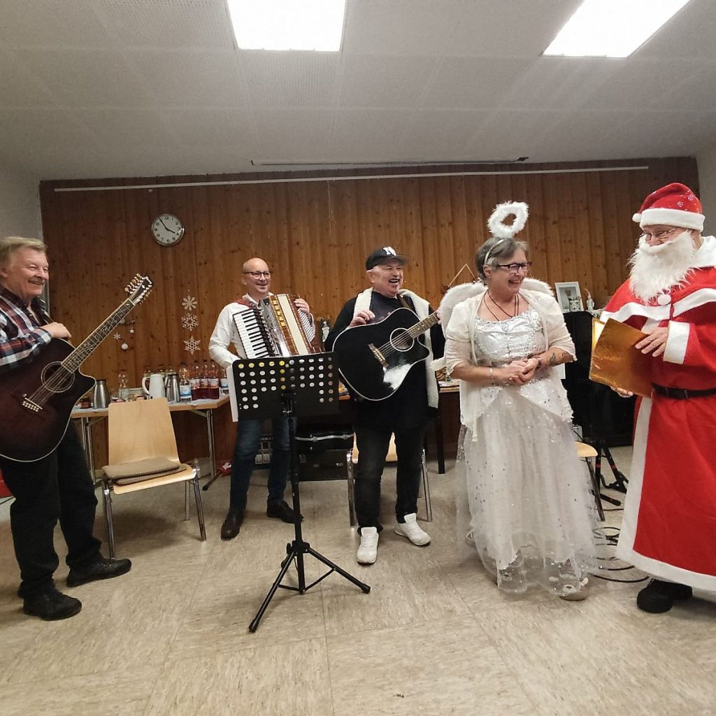 Die Stammtischband mit Christkind.... und Nikolaus