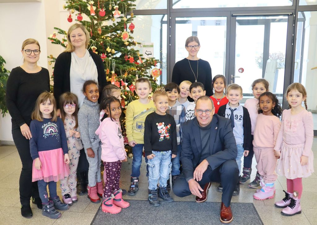 Abteilungsdirektor Horst Schmid (vorne) begrüßte, in Vertretung des Präsidiums, 20 Vorschulkinder des Städtischen Kinderhauses Nibelungenareal, sowie deren Leiterin, Michaela Schmidt (2.v.l. hinten), mit Mareike Reimer (1.v.l) und Marion Vilsmeier (hinten Mitte)
Regierung der Oberpfalz/Stühlinger-Weinhändler