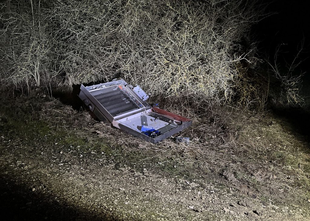 Der gestohlene Zigarettenautomat konnte in einem Feld sichergestellt werden
Quelle: Polizeipräsidium Oberpfalz