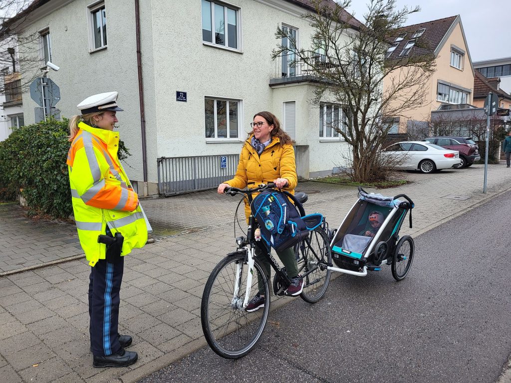 Kontrolle einer Fahrradfahrerin im Rahmen der Schwerpunktkontrollen Quelle: PI Regensburg Süd, PHM Fuchs