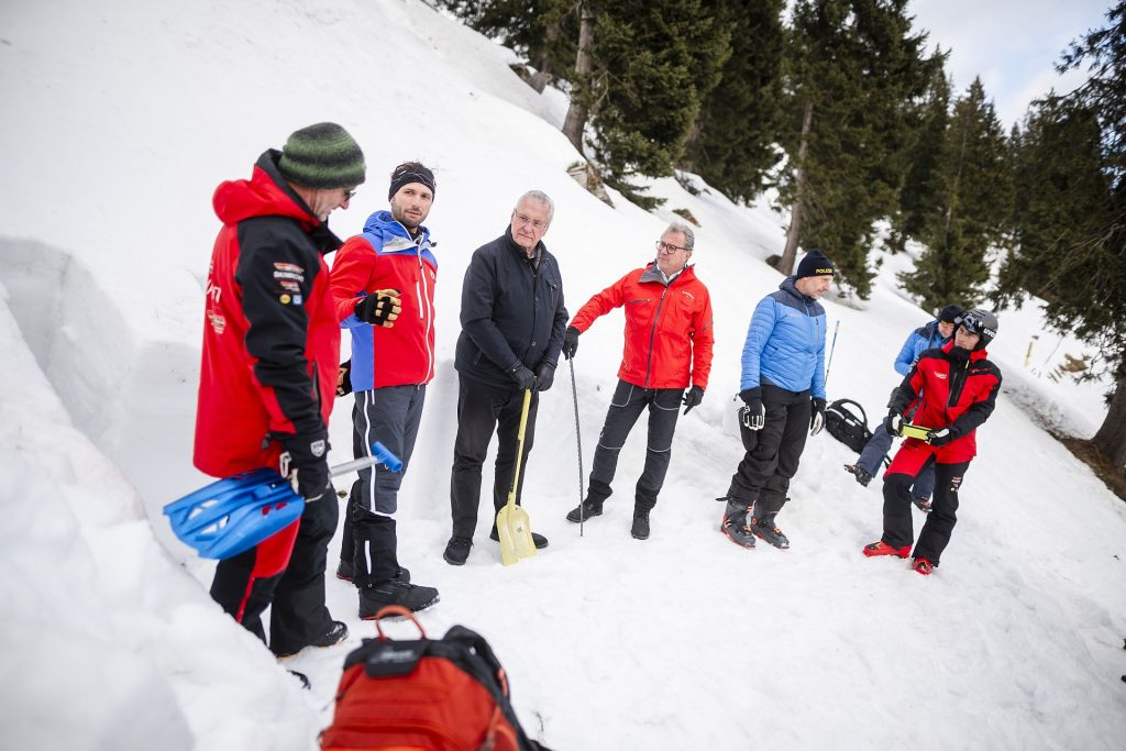 Innen- und Sportminister Joachim Herrmann und das Kuratorium für alpine Sicherheit informieren gemeinsam mit Experten des Deutschen Alpenvereins, der Bergwacht, der Skiwacht, des Deutschen Skilehrerverbands, des Lawinenwarndiensts und der Polizeibergführer über aktuelle Herausforderungen beim Wintersport