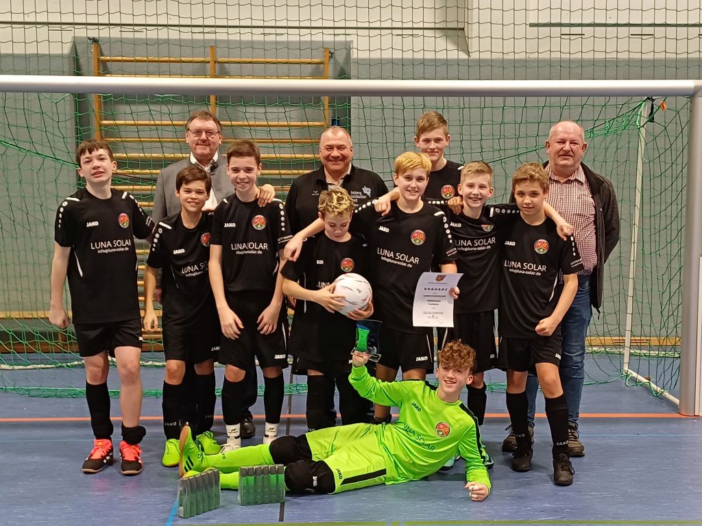 C-Junioren

Bei den C-Junioren setzte sich der FSV Gärbershof durch. Bürgermeister Hans-Martin Schertl, Robert Graf von der Sportförderung des Landkreises und Klaus Meier, Kreisjugendleiter des Bayerischen Fußball-Verbandes (hinten v.li.), gratulierten und überreichten Geschenke und Spielbälle.