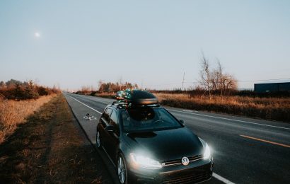 Verlorene Dachbox führt zu Unfall auf der A93 in Fahrtrichtung Hof