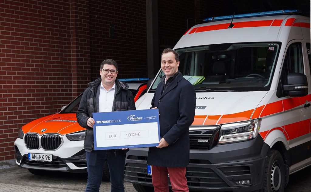 Geschäftsführer Thomas Fischer bei der Spendenübergabe des Bayerischen Roten Kreuzes gemeinsam mit Kreisgeschäftsführer Sebastian Schaller Foto: Hannah Madry, Fischer Automobile GmbH