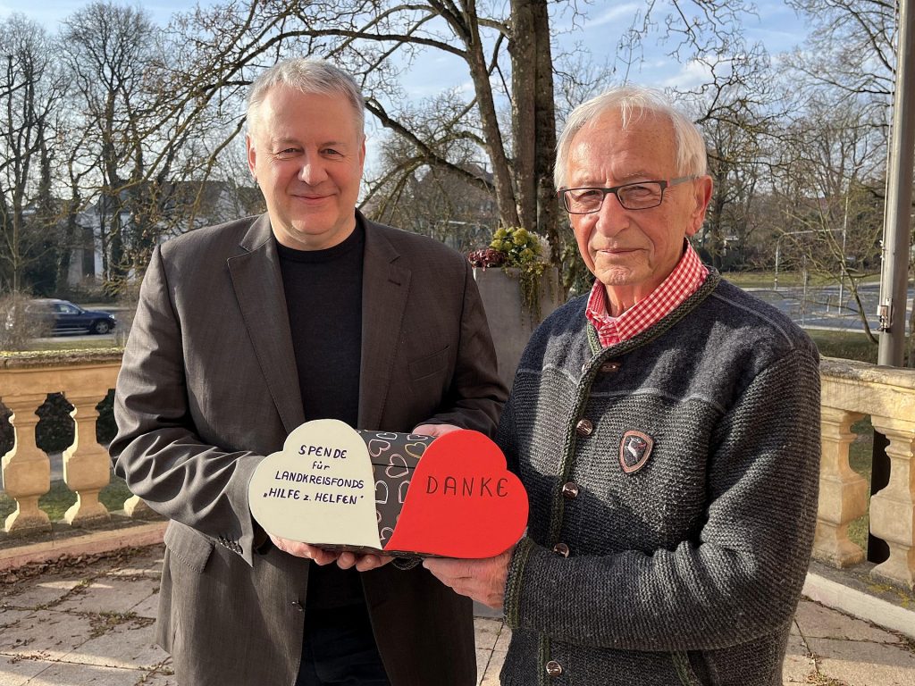 Spenden von Privatpersonen in dieser Größenordnung sind nicht alltäglich. Landrat Richard Reisinger nahm die prall gefüllte Spendebox von Helmut Sperber persönlich entgegen Foto: Christine Hollederer