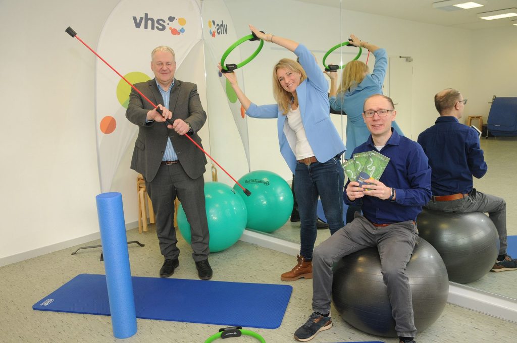 Gemeinsam mit vhs-Leiterin Claudia Mai und ihrem Stellvertreter Thomas Rode probierte Landrat Richard Reisinger die Fitnessgeräte aus Foto: Joachim Gebhardt