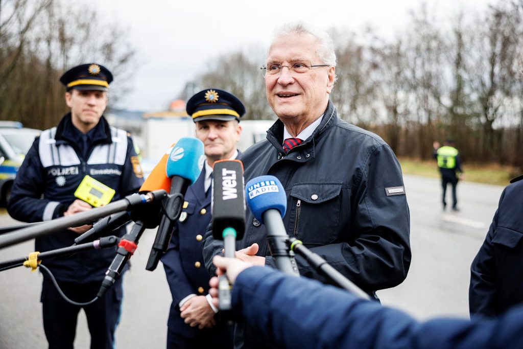 08.02.2024, Neuhaus am Inn: Mehr Sicherheit durch die Bayerische Grenzpolizei: Bayerns Innenminister Joachim Herrmann veröffentlicht die Jahresbilanz 2023 - Vorstellung eines neuen Personendetektionsgeräts. Foto: Matthias Balk/Bayerisches Staatsministerium des Innern, für Sport und Integration