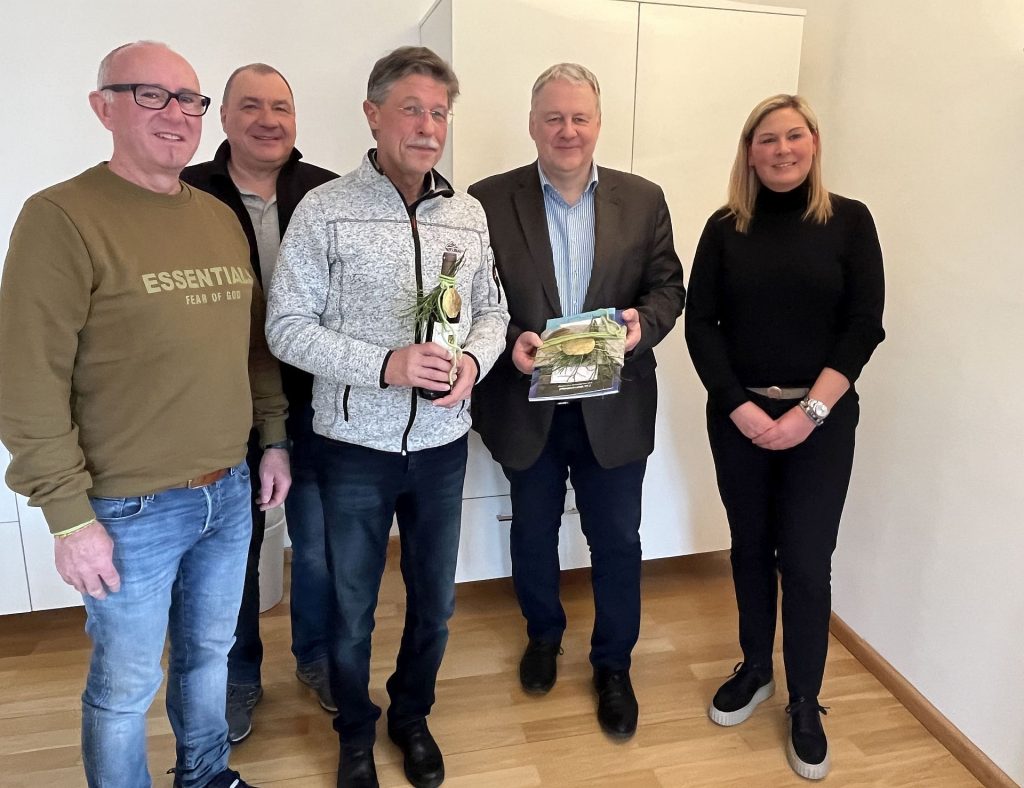 Dr. Christoph Hofherr (Mitte) umringt von Landrat Richard Reisinger (2. v. rechts) und dem Organisationsteam des Landkreislaufes, Stephanie Winter und Robert Graf (2. v. links) von der Sportförderung des Landratsamtes sowie Erich Dömel, stellvertretender Vorsitzender des BLSV Amberg-Sulzbach (links) Foto: Martina Beierl