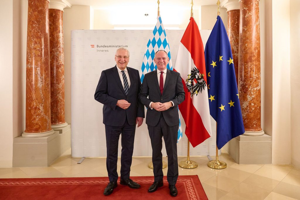 Bayerns Innenminister Joachim Herrmann traf seinen österreichischen Amtskollegen Innenminister Gerhard Karner in dessen Ministerium zu einem Gedankenaustausch Bayerisches Innenministerium, Karl Schober