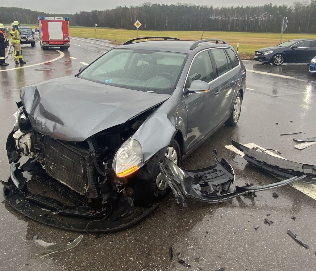 Bei dem Unfall wurden beide Fahrzeuge stark beschädigt Foto: PI Schwandorf