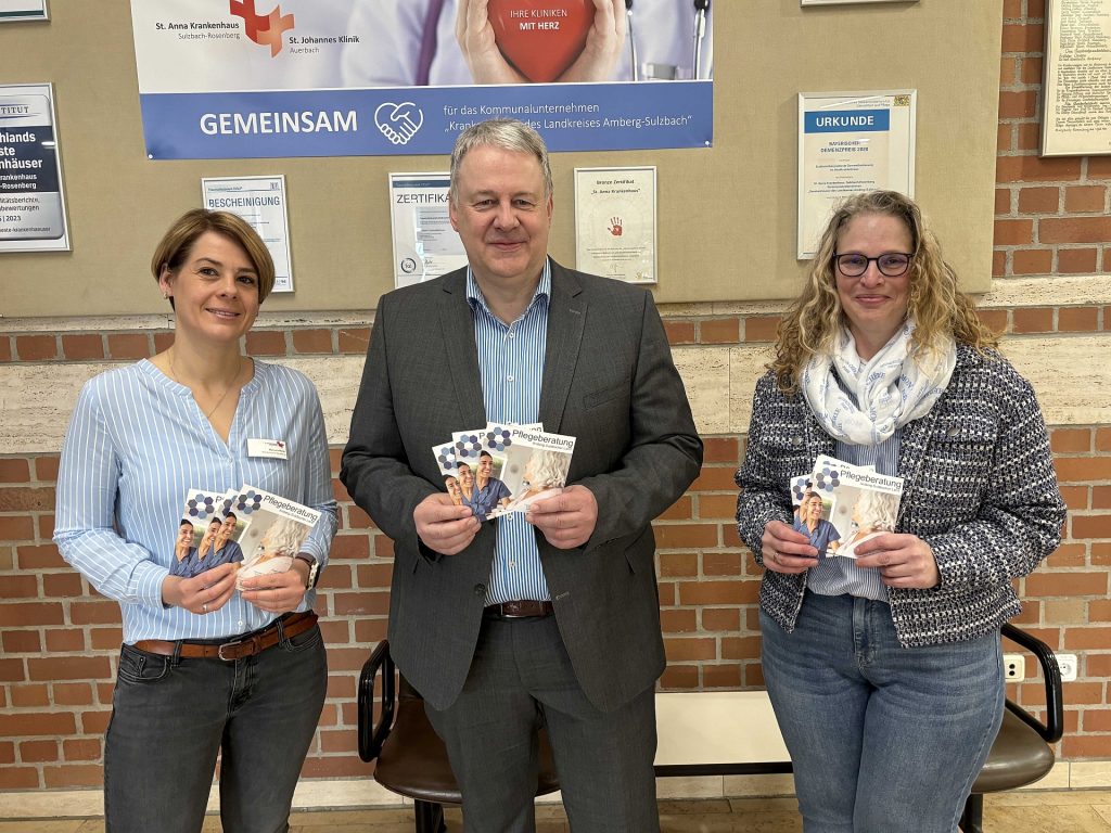 Gemeinsam mit Manuela Merkl vom St.-Anna-Krankenhaus (links) und Pflegeberaterin Silke Kunz (rechts) stellte Landrat Richard Reisinger den neuen Info-Flyer vor, der jetzt an vielen stark frequentierten Stellen im Amberg-Sulzbacher Land ausliegt Foto: Joachim Gebhardt