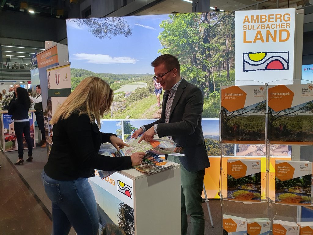 Tourismusreferent Hubert Zaremba informiert die Standbesucher gerne über Rad- und Wanderwege im Amberg-Sulzbacher Land Foto: Hubert Zaremba privat