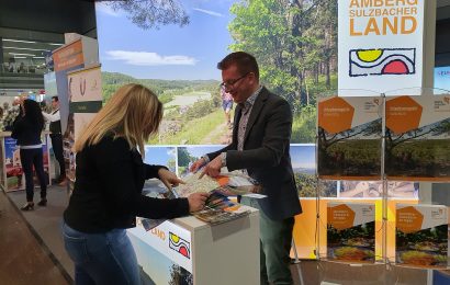 Tourismusreferent Hubert Zaremba informiert die Standbesucher gerne über Rad- und Wanderwege im Amberg-Sulzbacher Land Foto: Hubert Zaremba privat