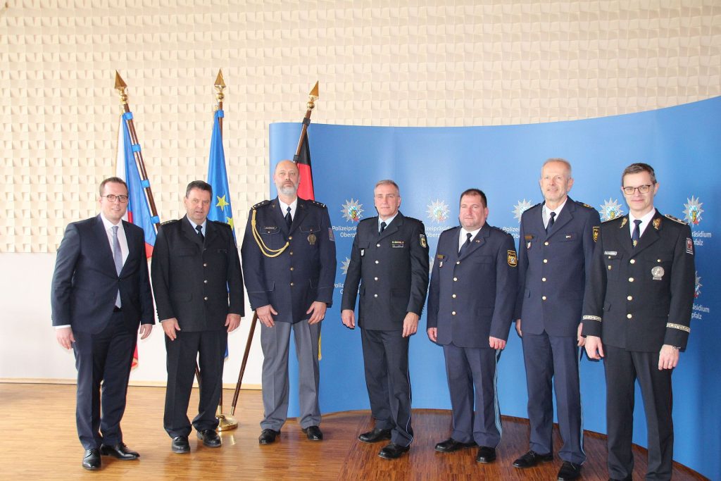 v.l.n.r.: Oberregierungsrat Christian Prell, Leitender Polizeidirektor Uwe Landgrebe, Oberst Ingenieur Michal Žemlička, Erster Polizeihauptkommissar Markus Leitl, Erster Polizeihauptkommissar Roland Heldwein, Polizeipräsident Thomas Schöniger,  Brigadegeneral Magister Petr Machaček Foto: Polizeipräsidium Oberpfalz, PHK Joachim Baumer