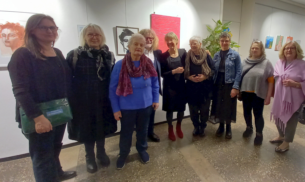 Von links nach rechts: Regina Hämmerl, Dorothea Heid-Winklhofer, Nanni Saule, Uwe Böduel, Nora Matocza, Luise Bezold-Braun, Angelika Höllrigl, Isolde Beck und Petra Lorey stellen in der vhs aus. Auf dem Foto fehlen Ernst Baude, Petra Huez, Brigitte Laaser und Anna Saule Foto: Thomas Rode