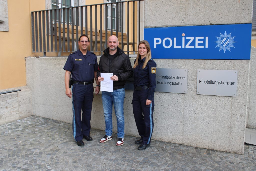 von links nach rechts: Polizeioberrat Bernhard Huber, Daniel Schakeit, Polizeihauptmeisterin Kerstin Stolze Quelle: POK Reitmeier, PI Regensburg Süd