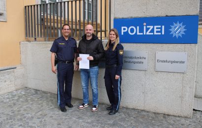 von links nach rechts: Polizeioberrat Bernhard Huber, Daniel Schakeit, Polizeihauptmeisterin Kerstin Stolze Quelle: POK Reitmeier, PI Regensburg Süd