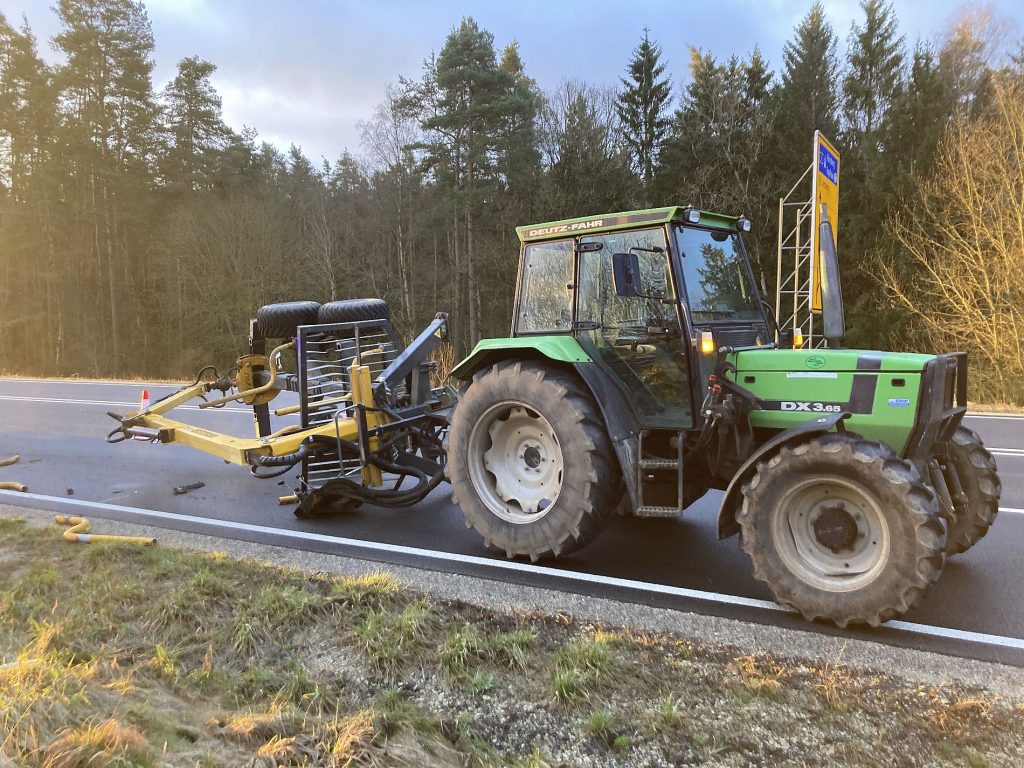 Der Golf-Fahrer fuhr nahezu ungebremst auf das Traktorgespann auf Foto: PI Sulzbach-Rosenberg