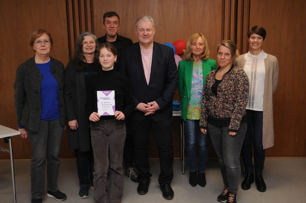 Die Jury rund um die Preisträgerin Lisa Hauenstein (mit Urkunde): Von links Hannelore Dorner, Patricia Preuß, Ralf Volkert, Richard Reisinger, Christine Frankerl (KJR), Carina Süß und Christine Hollweck Foto: Joachim Gebhardt