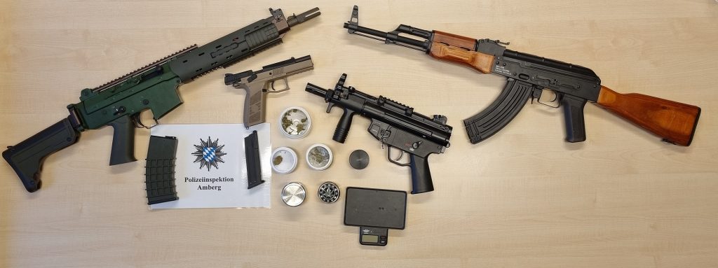 Aufgefundene Drogen und Waffen Foto: PI Amberg