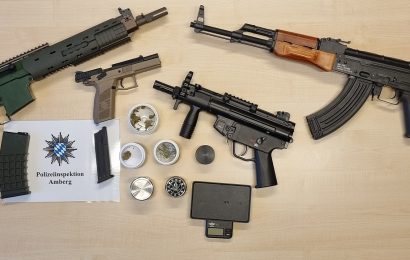 Aufgefundene Drogen und Waffen Foto: PI Amberg