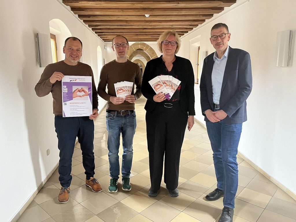 Vier Bildungsträger, ein gemeinsames Programm rund um den Weltfrauentag: v.li.: Christian Irlbacher (Katholische Erwachsenenbildung), Thomas Rode (vhs Amberg-Sulzbach), Bettina Hahn (Evangelisches Bildungswerk Oberpfalz) und Reiner Volkert (vhs Amberg) Foto: Christine Hollederer