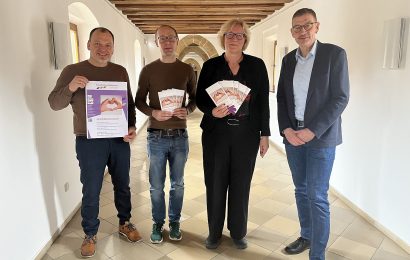Vier Bildungsträger, ein gemeinsames Programm rund um den Weltfrauentag: v.li.: Christian Irlbacher (Katholische Erwachsenenbildung), Thomas Rode (vhs Amberg-Sulzbach), Bettina Hahn (Evangelisches Bildungswerk Oberpfalz) und Reiner Volkert (vhs Amberg) Foto: Christine Hollederer