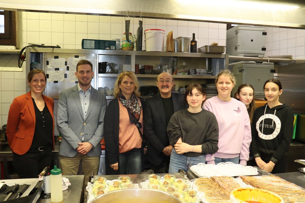 Schüler der Klasse M7b mit stellvertretendem Schulleiter Christian Meßner (2.v.l.), ihrer Lehrkraft Alexandra Amann (3.v.l.) und Carmen Schmidhuber-Ebner (1.v.l.) vom Sachgebiet 62 (Beratung in der Land- und Hauswirtschaft, Ernährung) der Regierung der Oberpfalz, durften mit Inhaber Winfried Freisleben (4.v.l.) einen Blick hinter die Kulissen in die Küche des Gasthauses werfen.
Regierung der Oberpfalz/Stühlinger-Weinhändler