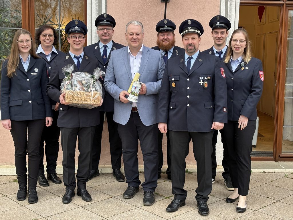 Auf dem Balkon des Landrats-Büros stellten sich die Edelsfelder Feuerwehrleute mit ihrem neuen Schirmherrn Landrat Richard Reisinger zum Gruppenfoto Foto: Joachim Gebhardt